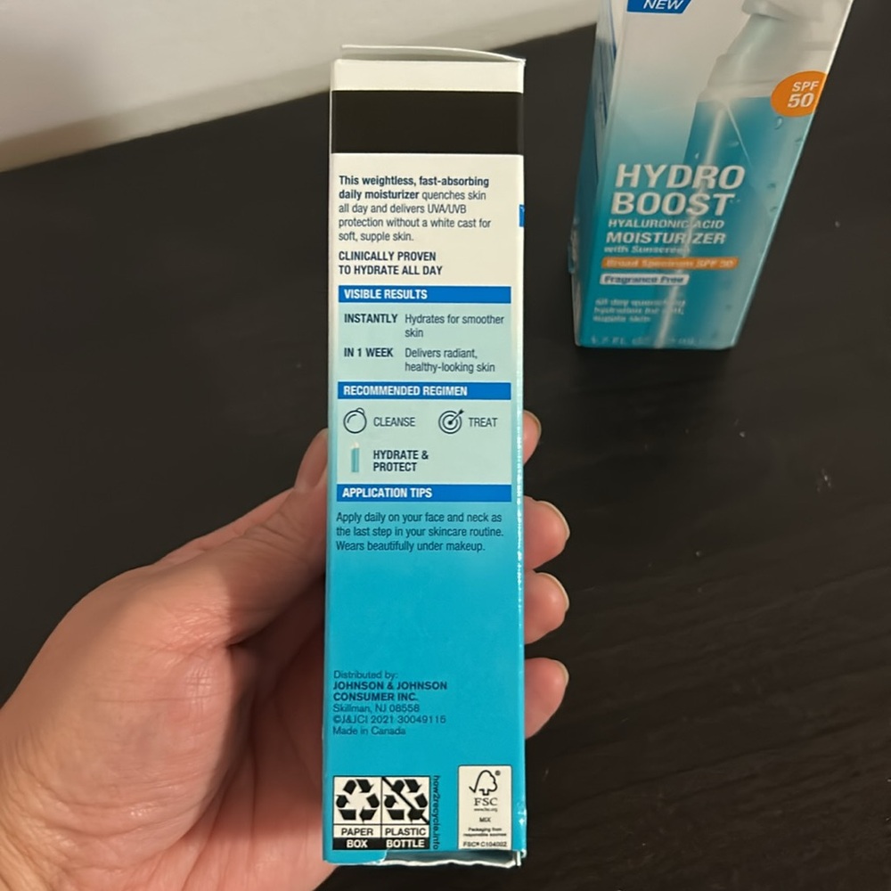 Neutrogena Hydro Boost Hyaluronic Acid Moisturizer with Sunscreen SPF 50 - Picture 5 of 6